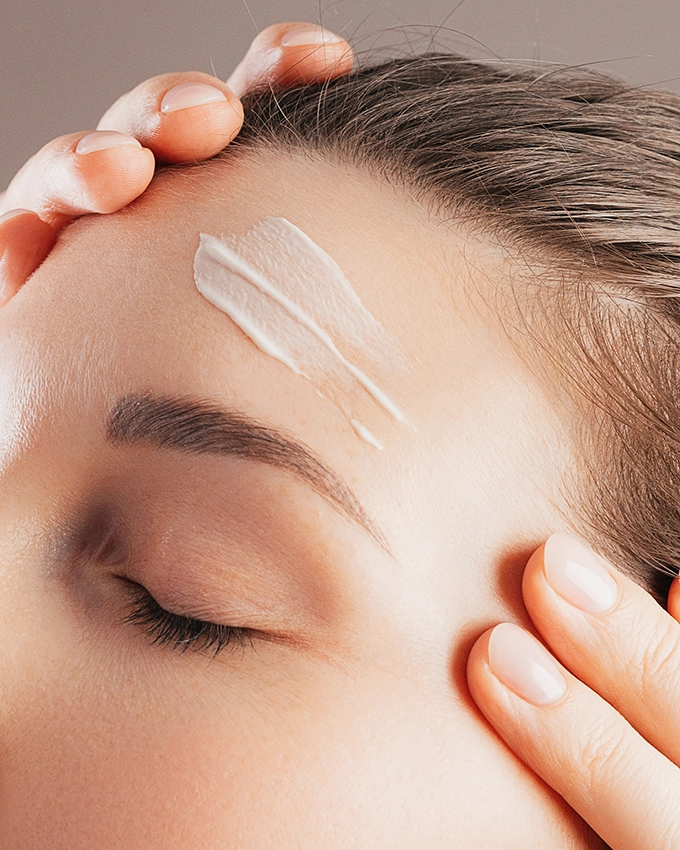 Frau trägt Trawenmoor Gesichtscreme auf ihr Gesicht auf