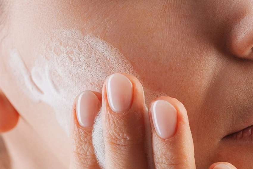 Anwendung der Trawenmoor Gesichtsrienigung auf der Wange