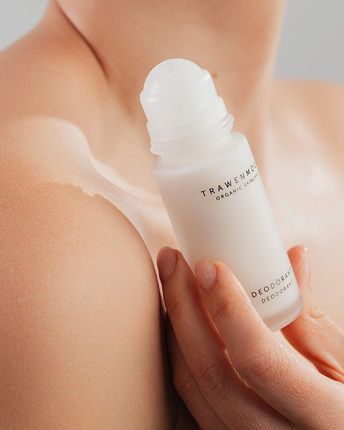 Frau hält ein Trawenmoor Deodorant in der Hand