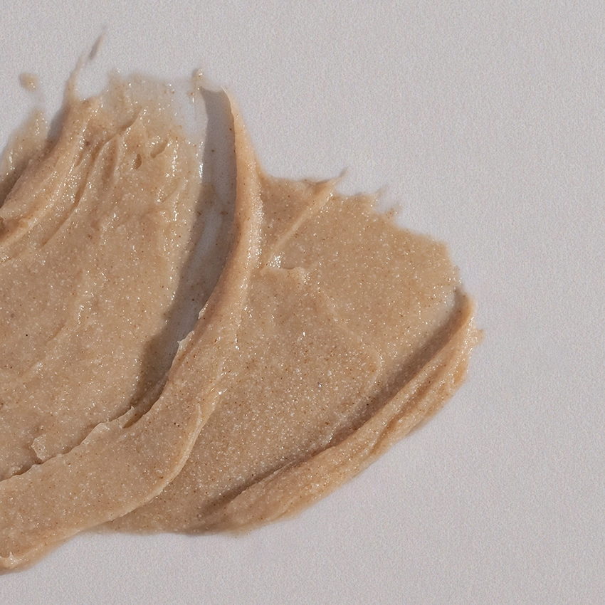 Nahaufnahme Textur - Trawenmoor 2-Way Scrub bräunliche Textur mit Peelingkörnern